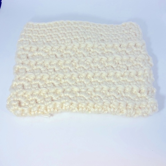 Crochet Evening Bag w/Opalescent Shell closure - Picture 2 of 4